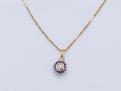 null Chaine et pendentif rond en or jaune 18 carats (750 millièmes) serti d'un diamant...