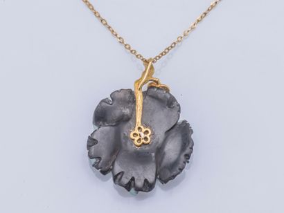 null Chaine et pendentif fleur en or jaune 18 carats (750 millièmes), la corole en...