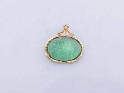 null Pendentif en or jaune 18 carats (750 millièmes) ovale serti d'une pâte de verre...