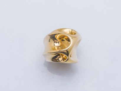 null Ring sculpture in yellow gold 18 carats (750 thousandths) of free form openwork....