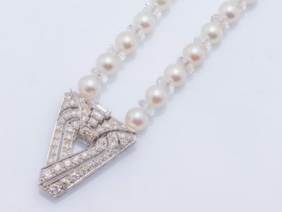 null Necklace made up of a clip of back in white gold 18 carats (750 thousandths)...