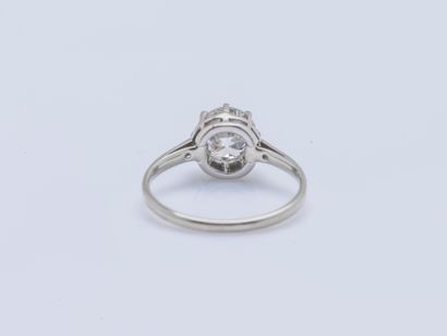 null Ring solitaire in white gold 18 carats (750 thousandths) and platinum (850 thousandths)...