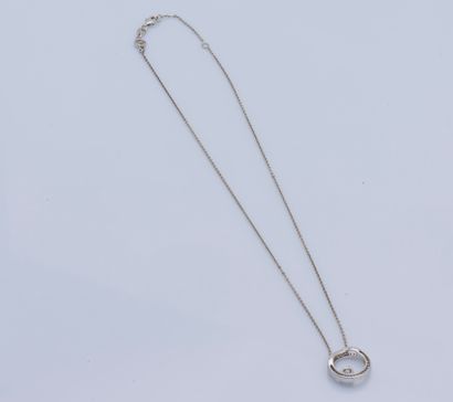 null Silver necklace (925 ‰) composed of a chain and a round pendant set with white...