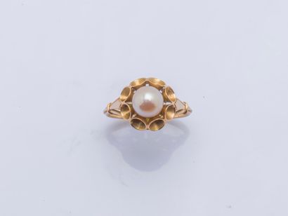 null Flower ring in yellow gold 18 carats (750 thousandths) set with a cultured pearl...