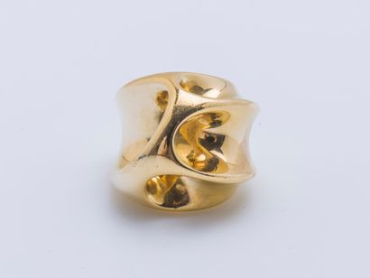null Ring sculpture in yellow gold 18 carats (750 thousandths) of free form openwork....