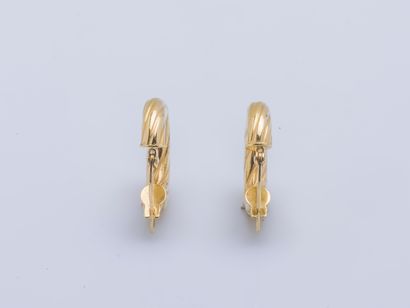 null Pair of creoles in yellow gold 18 carats (750 thousandths) chased with twists...