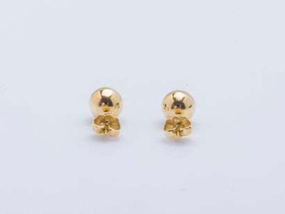 null Pair of earrings drawing each one a ball of yellow gold 18 carats (750 thousandths)...