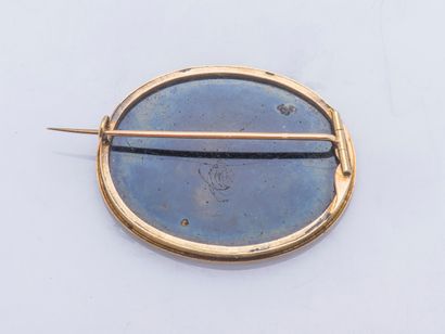 null Broche médaillon ovale en or 18 carats (750 millièmes) ornée d'une micro-mosaïque...