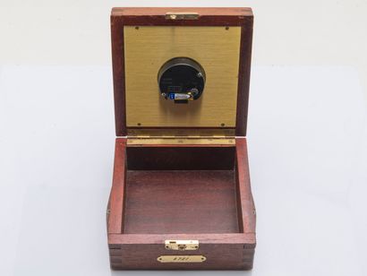 WEMPE Marine chronometer numbered 4721, in its mahogany case and gilded brass front....