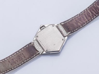 ALDEBERT vers 1990 Montre bracelet de dame en acier, le boitier hexagonale orné de...