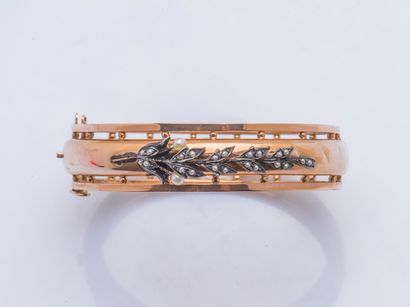 null Bracelet jonc plat ouvrant en or rose 18 carats (750 millièmes) orné d'une branche...