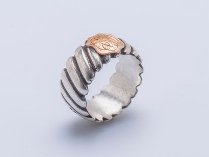 null Bague bandeau en argent (925 millièmes) godronné orné d’un blason chiffré en...