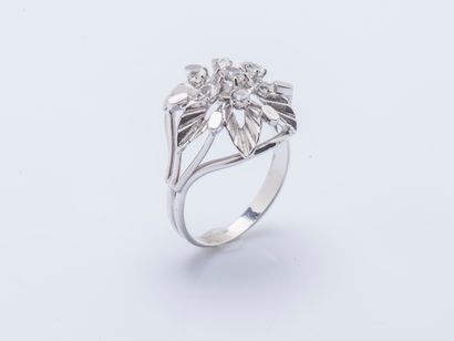 null 18K (750 ‰) white gold flower ring adorned with seven brilliant-cut diamonds...