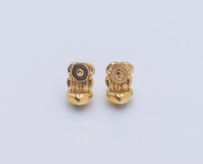 null Paire de pendants d'oreilles en or jaune 18 carats (750 ‰) dessinant une succession...