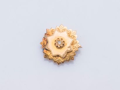 null Broche rosace polylobée en or jaune 18 carats (750 millièmes) à décor gravé...