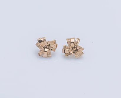 null Pair of 9-karat yellow gold (375 ‰) smooth and textured ear studs featuring...