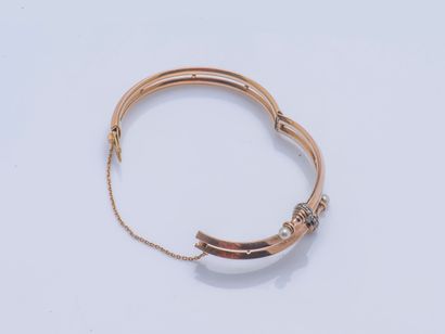 null Bracelet rigide ouvrant en or rose 9 carats (375 millièmes) dessinant un enroulement...