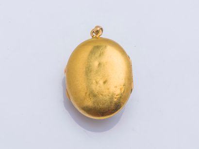 null Pendentif ovale ouvrant en or jaune 18 carats (750 millièmes) orné d'un camée...