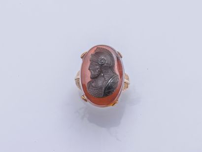 null Bague en or jaune 18 carats (750 millièmes) sertie d'un camée en agate figurant...