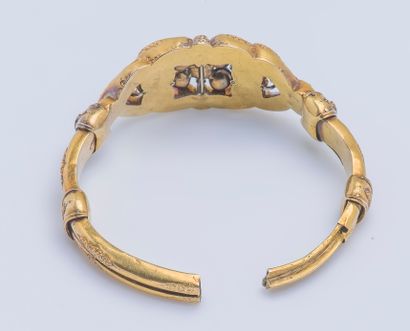 null Bracelet jonc articulé en or jaune 18 carats (750 ‰) ciselé, le motif central...
