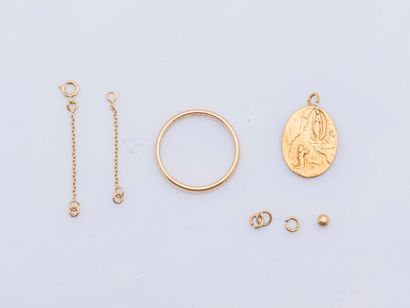 null Lot en or 18 carats (750 millièmes) comprenant une médaille figurant la Vierge,...