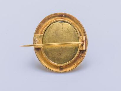 null Broche médaillon en or 18 carats (750 millièmes) ornée d'une miniature ovale...