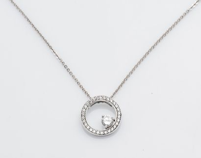 null Silver necklace (925 ‰) composed of a chain and a round pendant set with white...