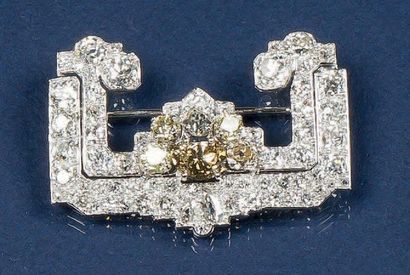 CARTIER. 1925-1930 Broche en platine pavée de diamants de taille ancienne sertie...