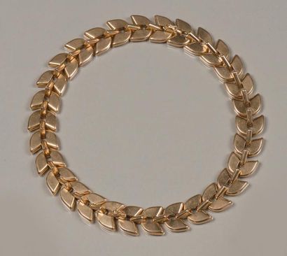 BOUCHERON. 1950 Collier modèle «palmettes» en or rose, transformable en deux bracelets....