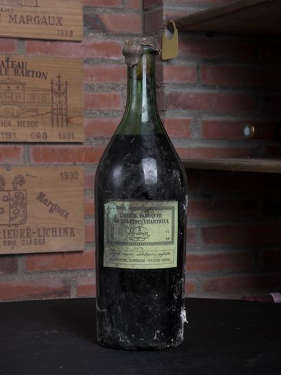 null 1 bouteille Liqueur des Pères Chartreux 1964 n°13930 
Etiquette abîmée et décollée
Cire...
