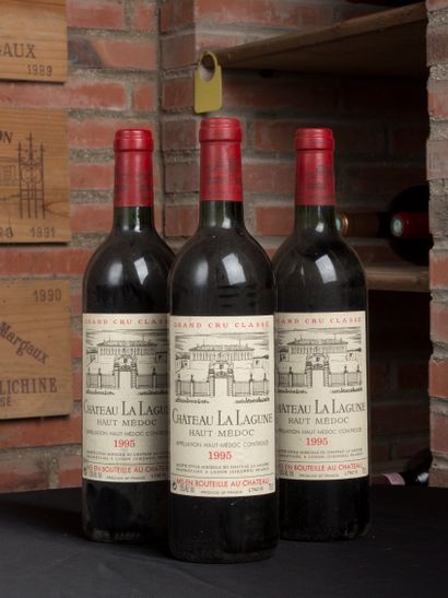 null 3 bouteilles Château La Lagune, Haut Médoc 1995 
Niveau bas goulot 
Etiquettes...
