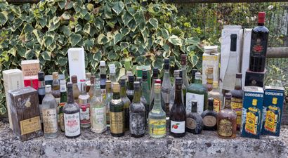 null Important lot d'alcool comprenant Rhum, Vodka, Gin, Myrte, Whisky, Eaux de vie,...