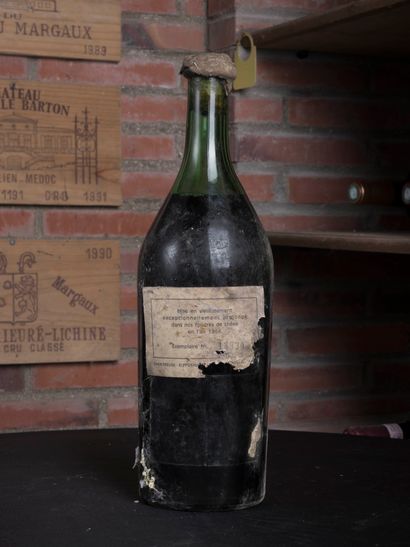 null 1 bouteille Liqueur des Pères Chartreux 1964 n°13930 
Etiquette abîmée et décollée
Cire...