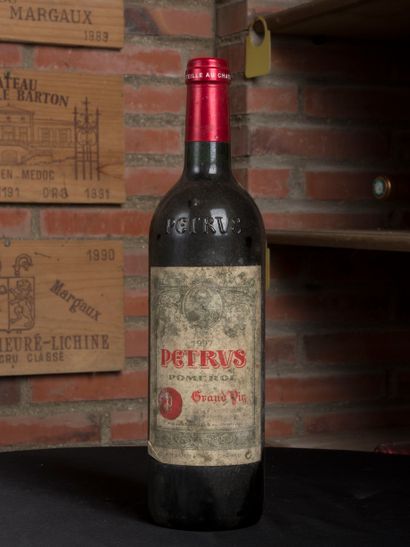 null 1 bouteille de Petrus, 1997 
Niveau légèrement bas 
Etiquette abîmée

Pour ce...