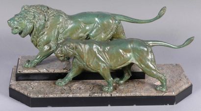 D'après Edouard DELABRIERE (1829 - 1912) LION ET LIONNE MARCHANT, Groupe en bronze...