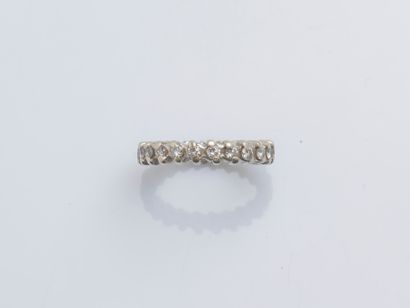 null American wedding band in 18K white gold (750 ‰) set with brilliant-cut diamonds.
Finger...