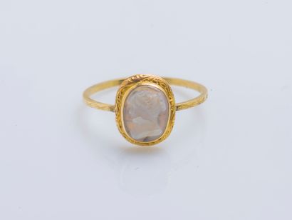 null 18K yellow gold (750 ‰) ring set with an agate cameo depicting a profile (accidents),...