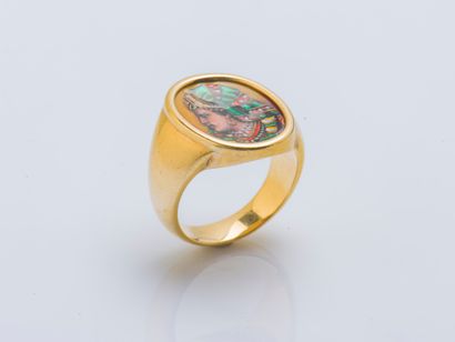 null Ring of signet ring shape in 18K yellow gold (750 ‰) adorned with an enameled...
