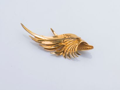 null 18K yellow gold (750 ‰) and platinum (950 ‰) bird wing brooch with naturalistic...