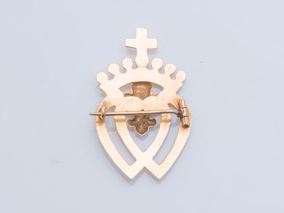 null Brooch in 18K yellow gold (750 ‰) forming a Vendean heart adorned with a fleur-de-lis....