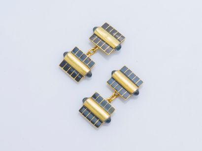 null Pair of 18K yellow gold (750 ‰) cufflinks adorned with black enamel boxes and...