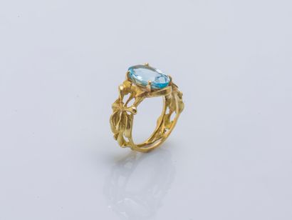 null 18K (750 ‰) yellow gold ring amati set with an oval aquamarine, the ring openworked...