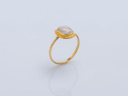 null 18K yellow gold (750 ‰) ring set with an agate cameo depicting a profile (accidents),...
