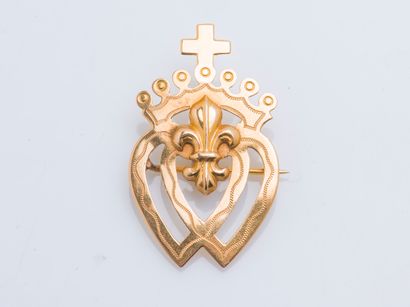 null Broche en or jaune 18 carats (750 ‰) formant un cœur Vendéen orné d'une fleur...