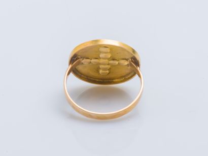 null Ring in 18K yellow gold (750 ‰) the pastille bezel decorated with a cross set...