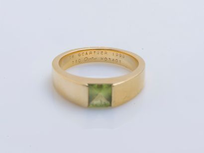 CARTIER Tank small model ring in 18K yellow gold (750 ‰) set with a suiffé peridot...