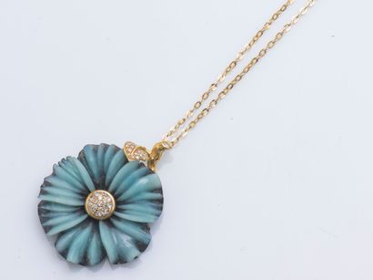 null Chain and flower pendant in 18K yellow gold (750 ‰), the corolla in amazonite...