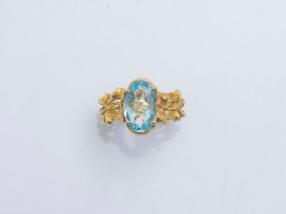 null 18K (750 ‰) yellow gold ring amati set with an oval aquamarine, the ring openworked...