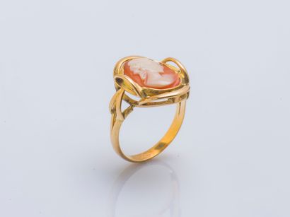 null 18K (750 ‰) yellow gold ring set with a shell cameo featuring a woman in profile....