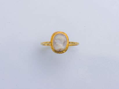 18K yellow gold (750 ‰) ring set with an...